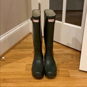Hunter rain boots in dark green